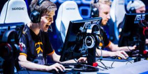 Jogador de e-sports com seu time